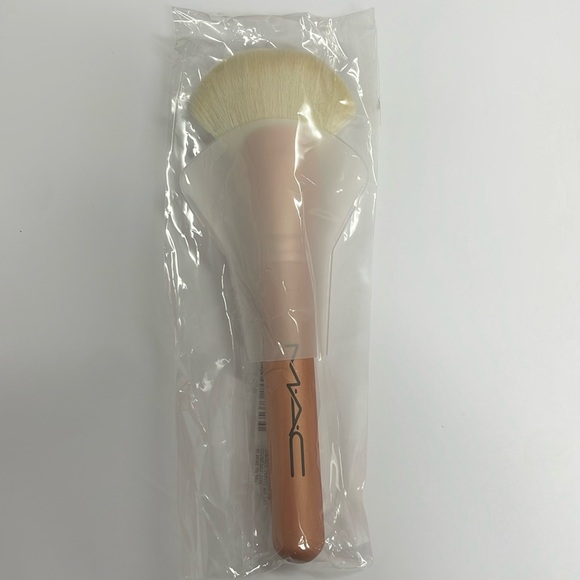 MAC 143S Bronzer Fan Brush - Picture 1 of 5